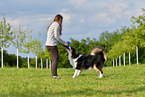 Frau mit Australian Shepherd