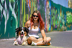 Frau mit Australian Shepherd