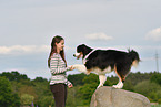 Frau mit Australian Shepherd