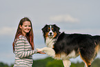 Frau mit Australian Shepherd