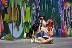 Frau mit Australian Shepherd