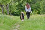 Frau mit Australian Shepherd