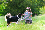 Frau mit Australian Shepherd