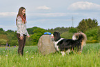 Frau mit Australian Shepherd