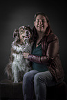 Frau mit Australian Shepherd