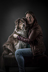 Frau mit Australian Shepherd