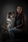 Frau mit Australian Shepherd