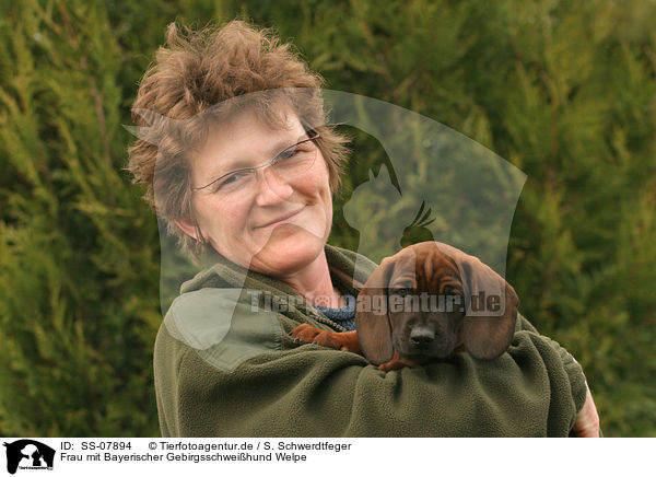 Frau mit Bayerischer Gebirgsschweihund Welpe / SS-07894