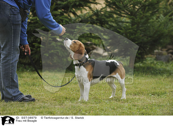Frau mit Beagle / woman with Beagle / SST-08979