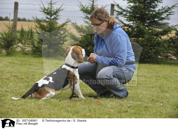 Frau mit Beagle / SST-08981