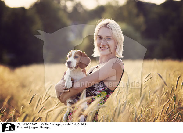 Frau mit jungem Beagle / woman with young Beagle / NN-06207