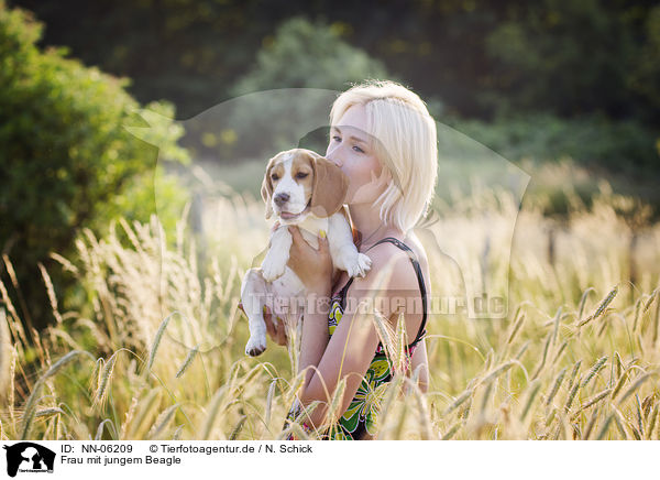 Frau mit jungem Beagle / woman with young Beagle / NN-06209