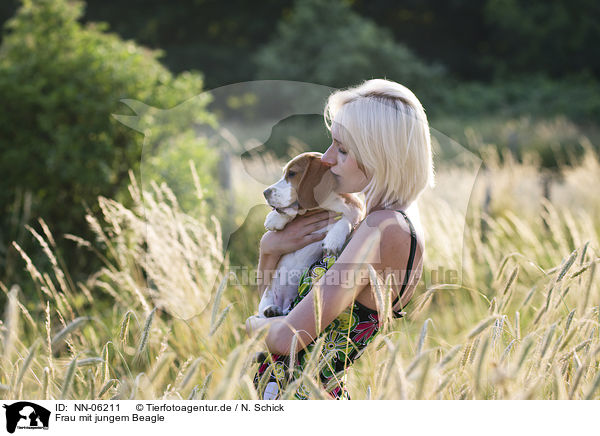 Frau mit jungem Beagle / woman with young Beagle / NN-06211