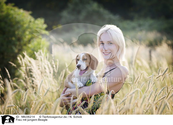 Frau mit jungem Beagle / woman with young Beagle / NN-06214