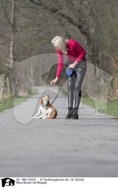 Nina Bauer mit Beagle / NN-12330
