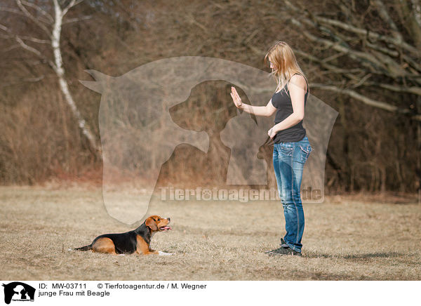 junge Frau mit Beagle / young woman with  Beagle / MW-03711