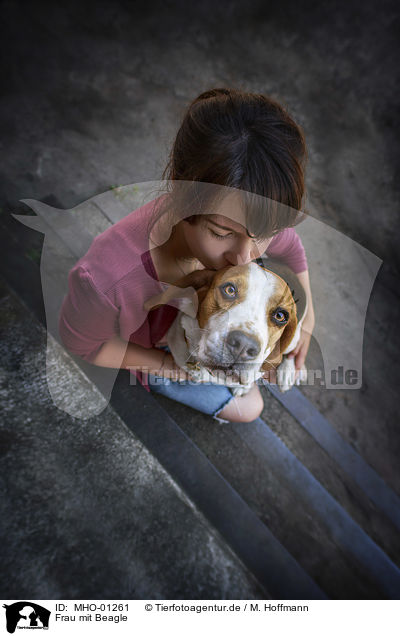 Frau mit Beagle / woman with Beagle / MHO-01261