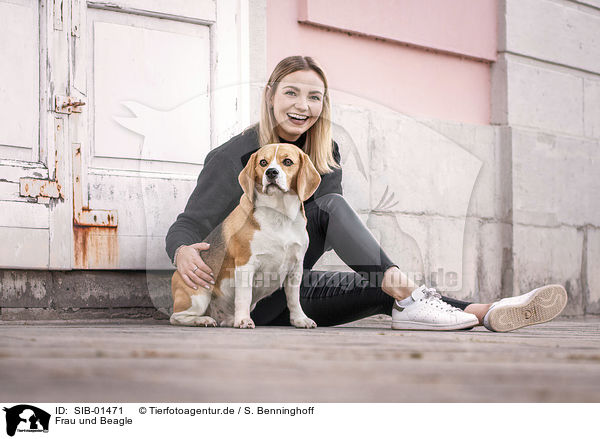 Frau und Beagle / woman and Beagle / SIB-01471
