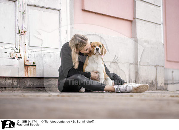 Frau und Beagle / woman and Beagle / SIB-01474
