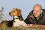 Mann und Beagle