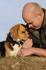 Mann und Beagle