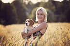 Frau mit jungem Beagle