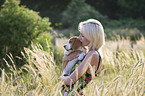 Frau mit jungem Beagle