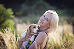 Frau mit jungem Beagle