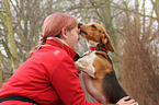 Frau und Beagle