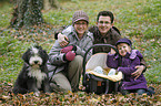 Familie mit Bearded Collie