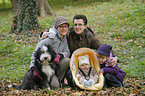 Familie mit Bearded Collie