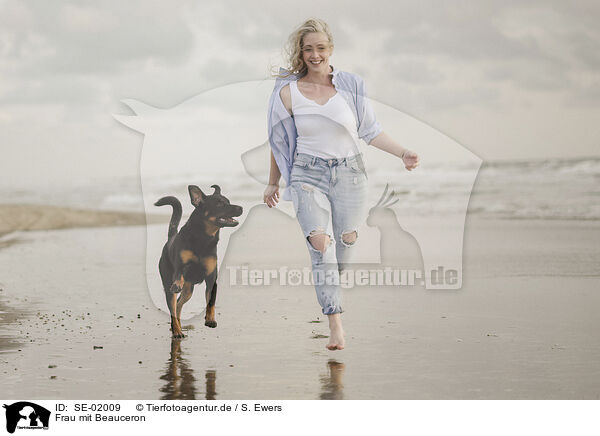 Frau mit Beauceron / woman with Beauceron / SE-02009