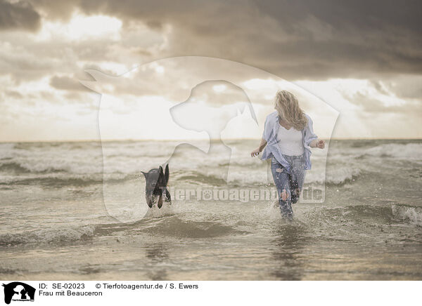 Frau mit Beauceron / woman with Beauceron / SE-02023