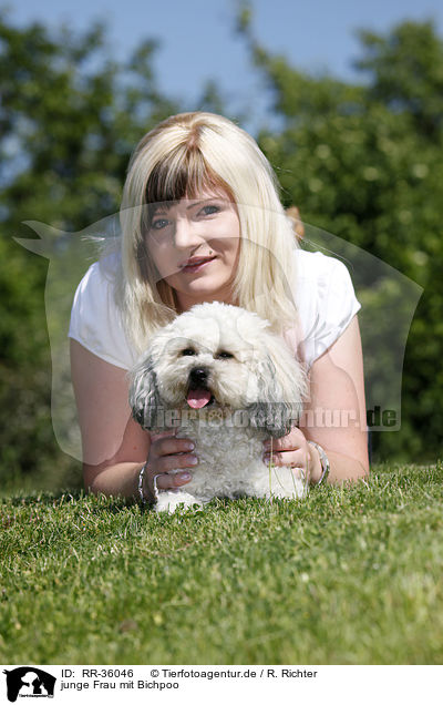junge Frau mit Bichpoo / RR-36046