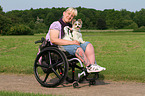 Frau und Biewer Yorkshire Terrier