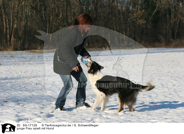 junge Frau spielt mit Hund / playing with dog / SS-17128