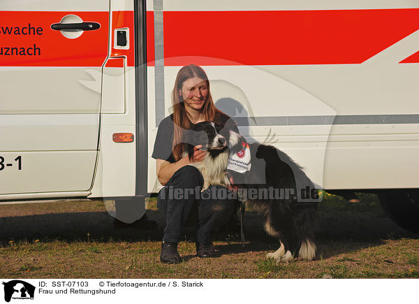 Frau und Rettungshund / woman and rescue dog / SST-07103