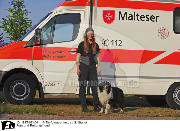 Frau und Rettungshund / woman and rescue dog / SST-07104