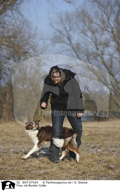Frau mit Border Collie / SST-07424