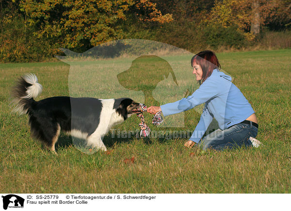 Frau spielt mit Border Collie / woman is playing with Border Collie / SS-25779