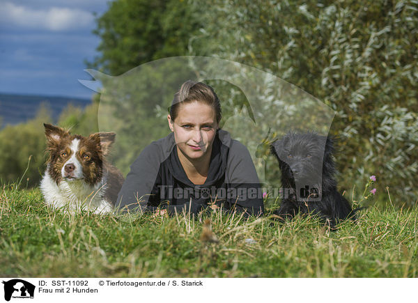 Frau mit 2 Hunden / SST-11092