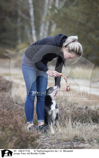junge Frau mit Border Collie / young woman with Border Collie / UM-01732