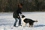 junge Frau spielt mit Hund