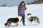 Frau mit 2 Hunden im Schnee