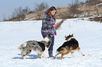Frau mit 2 Hunden im Schnee