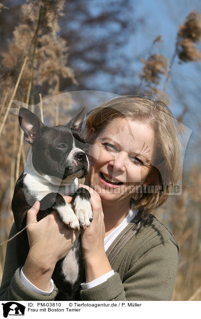Frau mit Boston Terrier / PM-03810