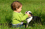 Kind und Boston Terrier Welpe