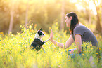 Frau und Boston Terrier
