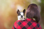 Frau und Boston Terrier