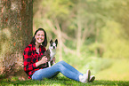Frau und Boston Terrier